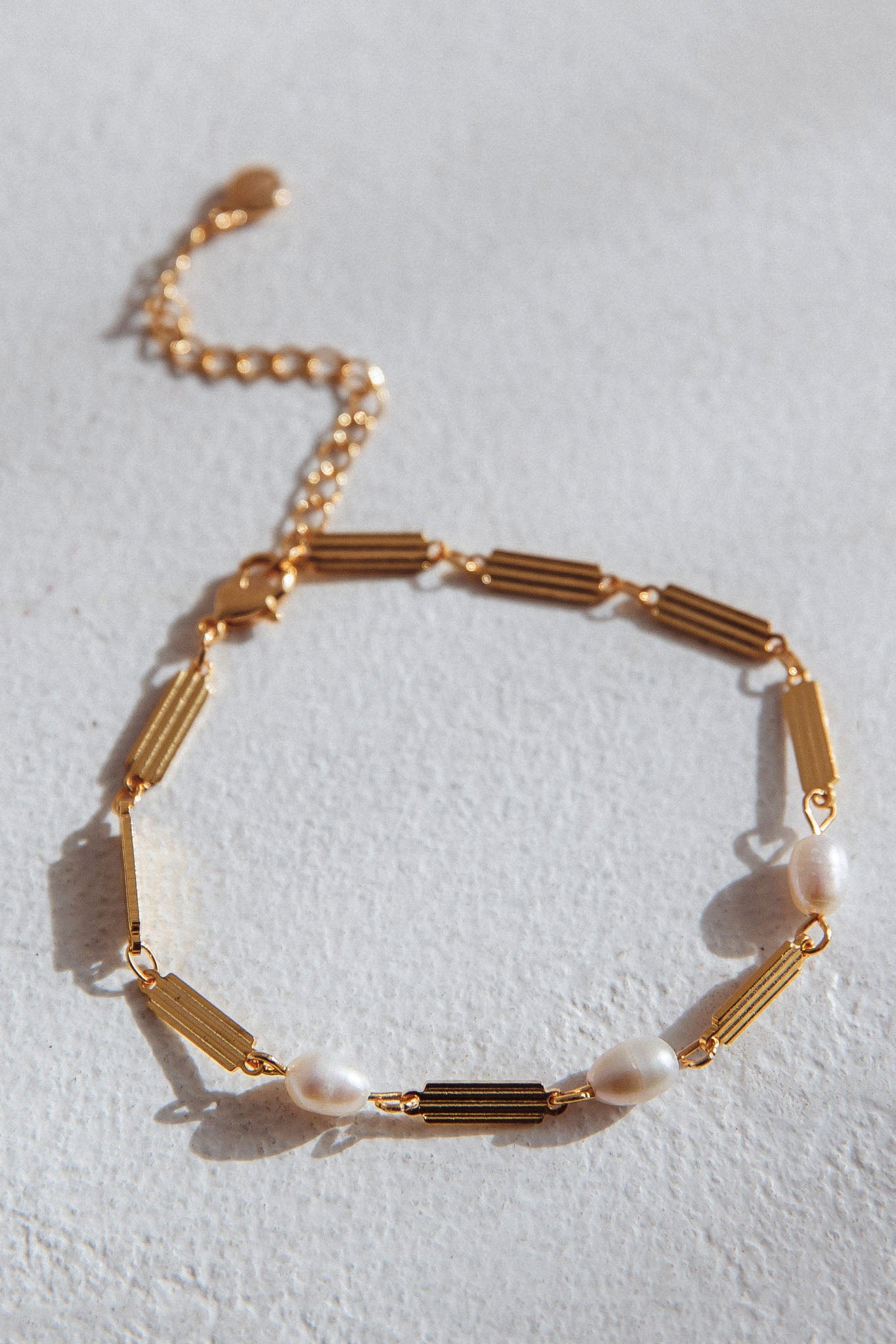 Kites Freshwater Pearl Bar Bracelet Gold