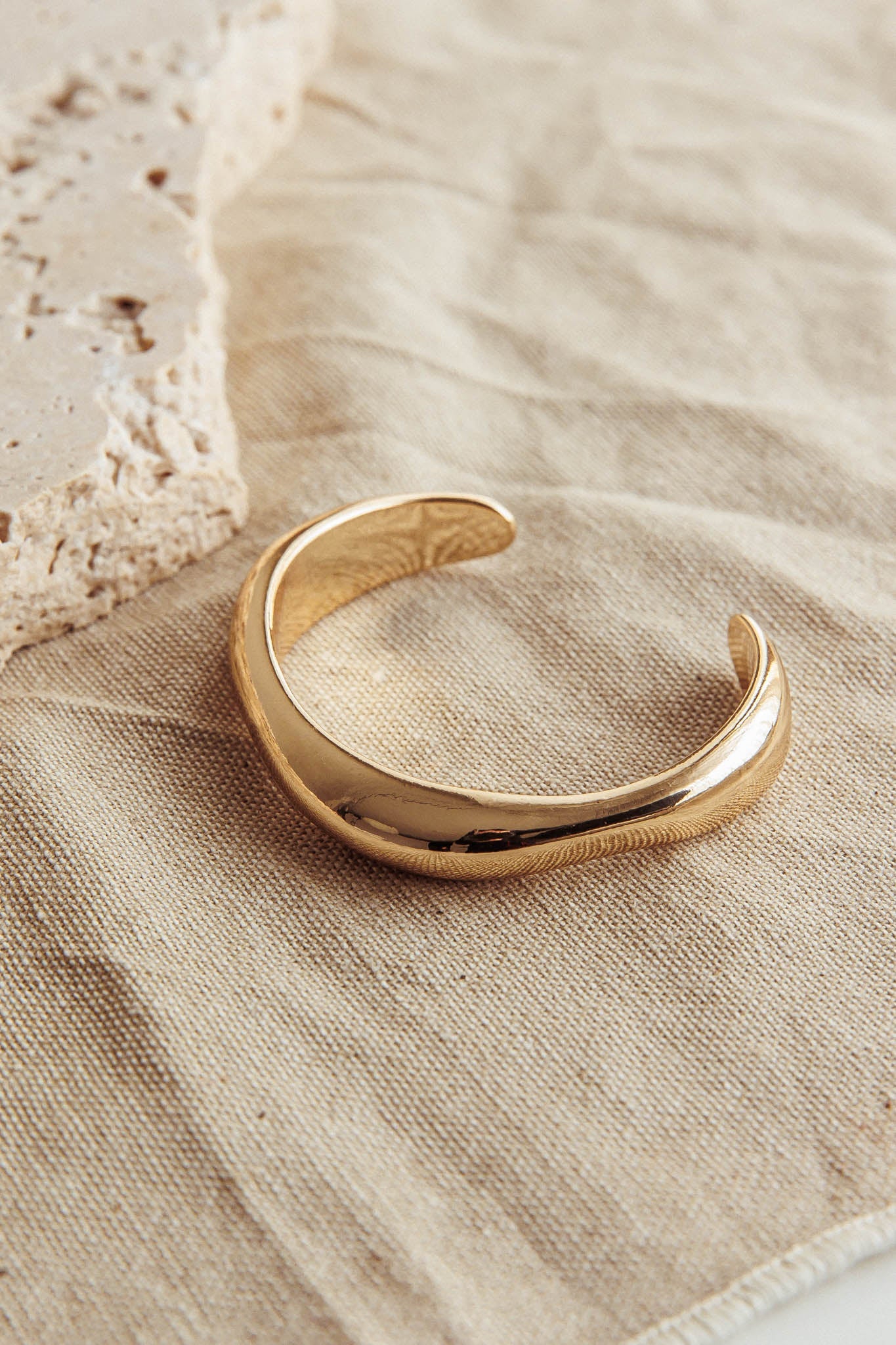 Jamaica Curvilinear Cuff Gold
